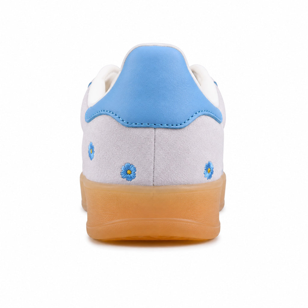 Adidas Gazelle Bold ante gris detalle talón azul flores bordadas