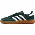 Adidas Handball Spezial x Sporty Rich verde bosque ante logo dorado bandas blancas suela goma perfil izquierdo