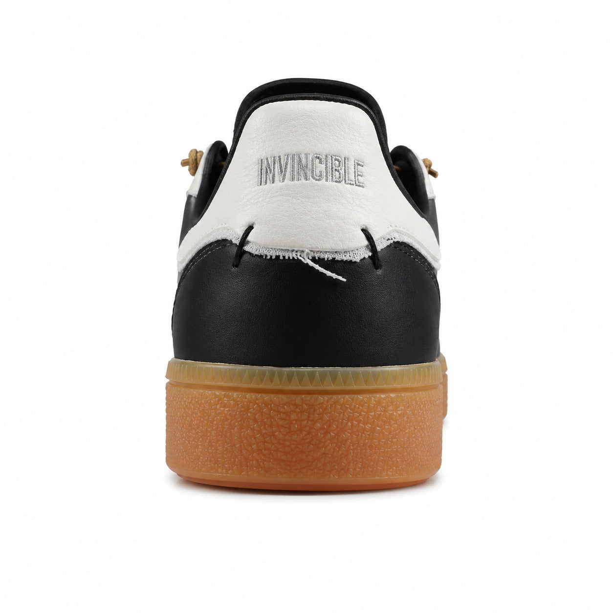 Adidas Handball Spezial x Invincible detalle talón bordado Invincible crema