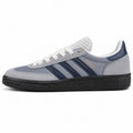 Adidas Samba OG gris hielo bandas azul marino suela negra perfil izquierdo