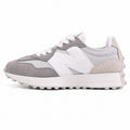 New Balance 327 gris claro y blanco ante y nylon, lateral exterior