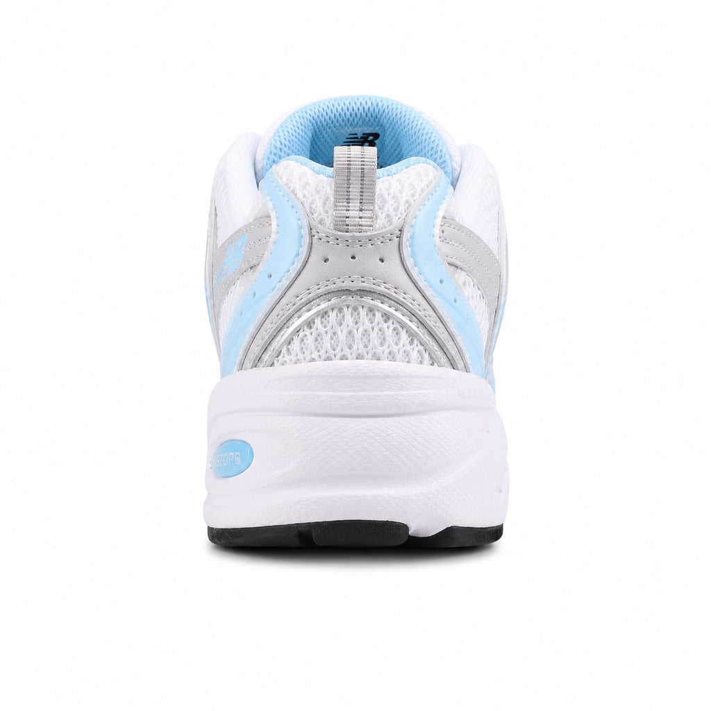 New Balance 530 blanco y azul claro, detalle talón con tecnología ABZORB