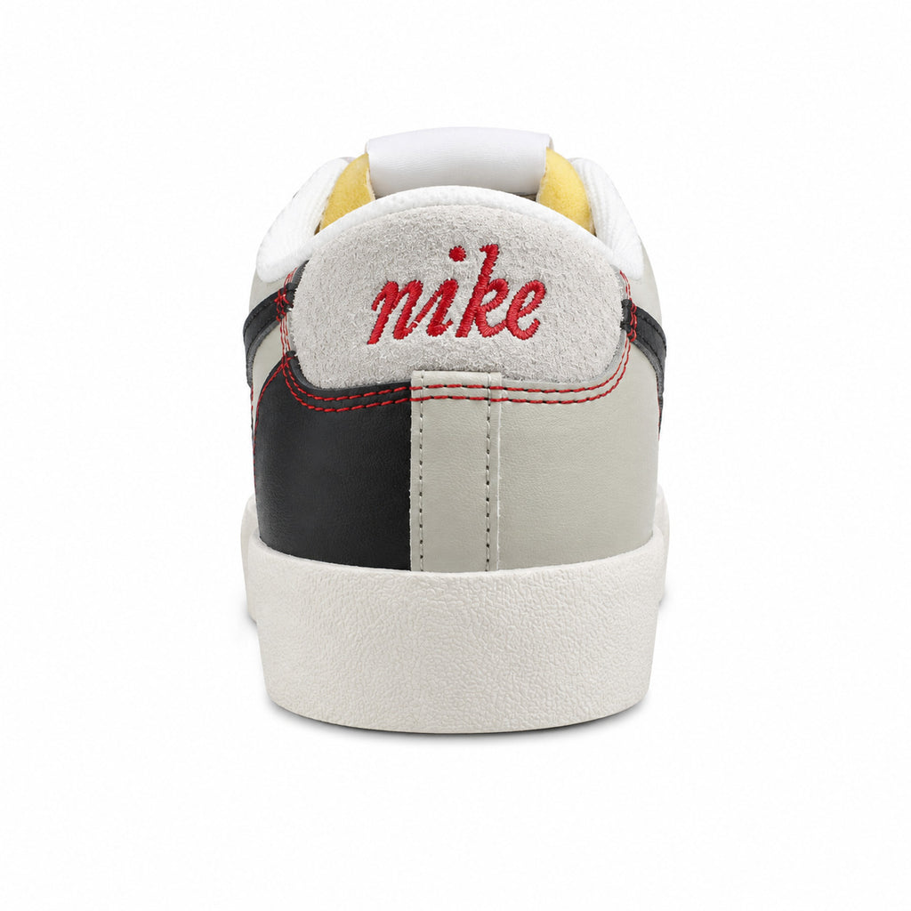 Nike Blazer Low 77 PRM Swoosh 50th beige detalle talón bordado rojo
